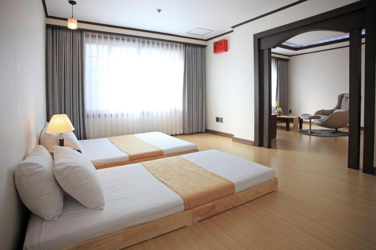 Ramada By Wyndham Suanbo Hotel Chungju Exterior foto