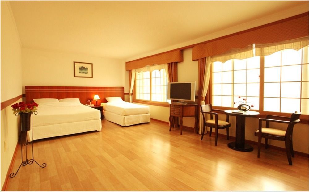 Ramada By Wyndham Suanbo Hotel Chungju Exterior foto