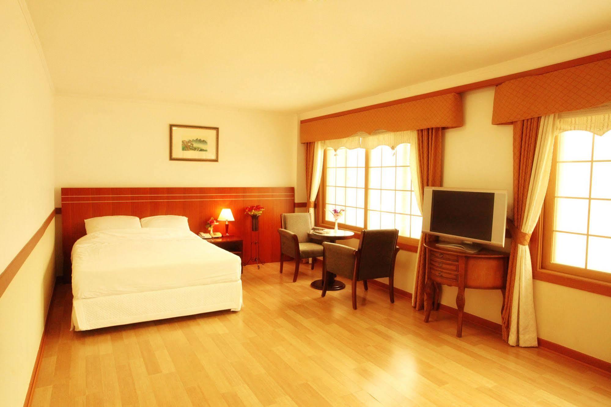 Ramada By Wyndham Suanbo Hotel Chungju Exterior foto
